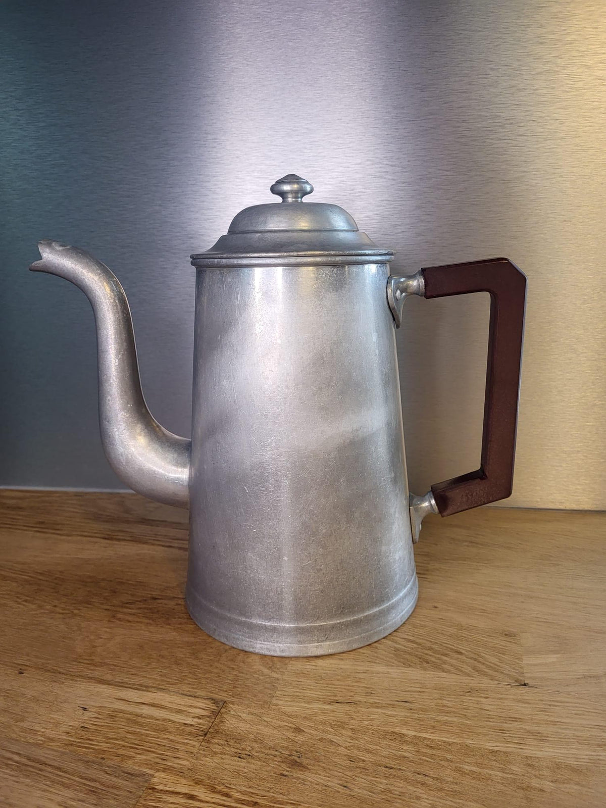 Cafetière ancienne en aluminium