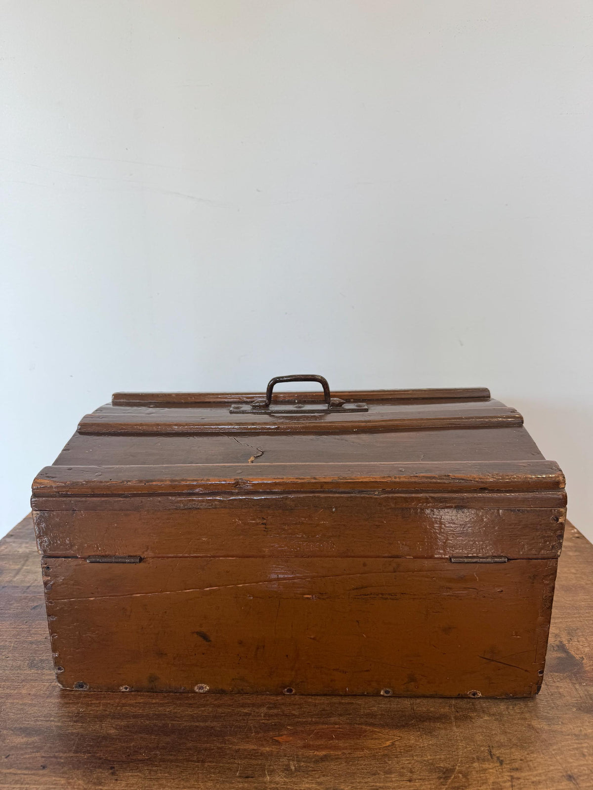 Coffre ancien en bois vernis