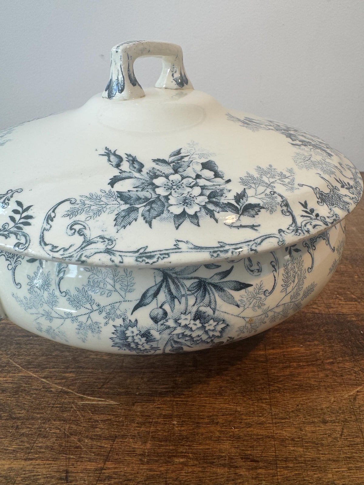 Soupière ancienne décor floral bleu et blanc