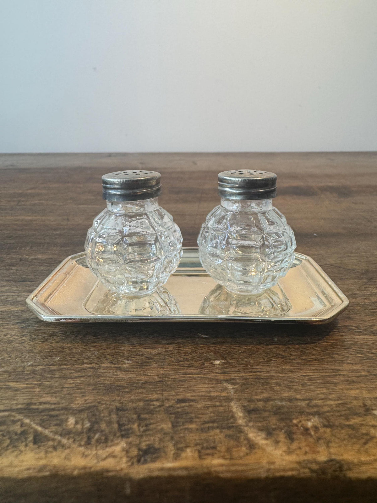 Salière et poivrière vintage en verre – plateau métal argenté – style Art déco