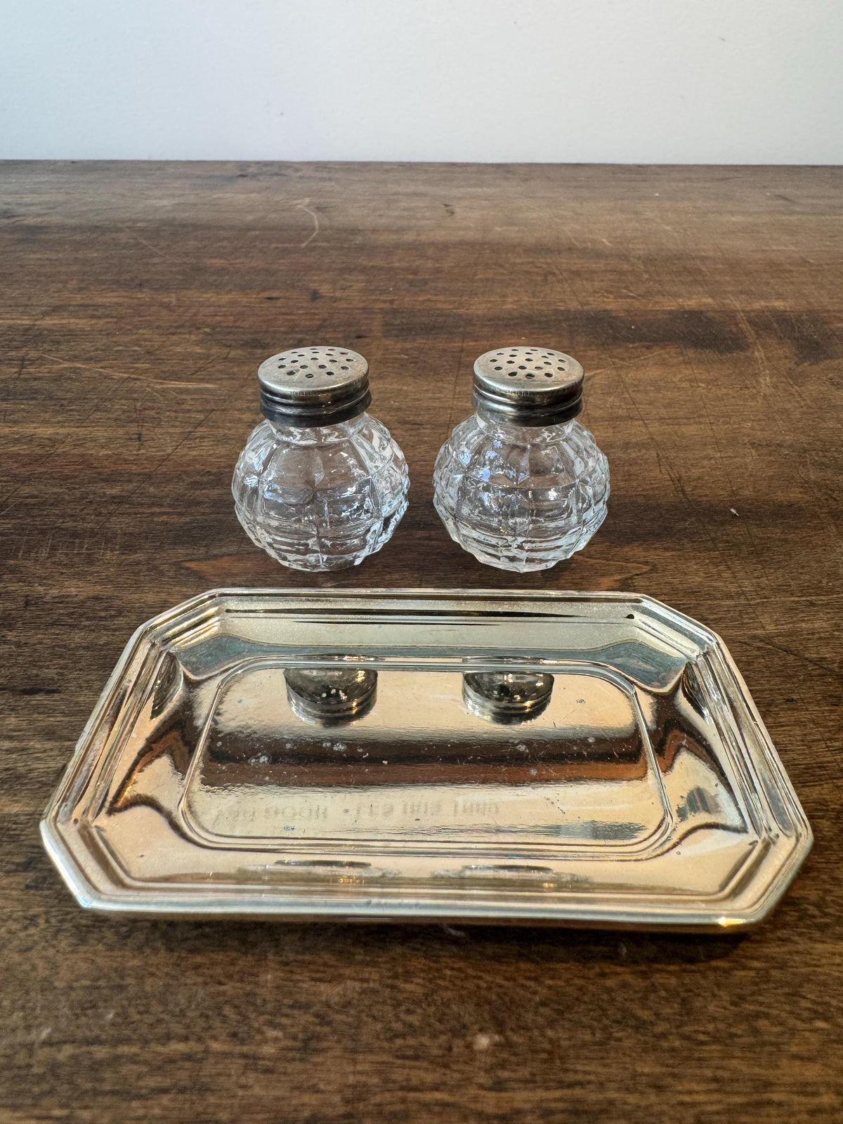 Salière et poivrière vintage en verre – plateau métal argenté – style Art déco