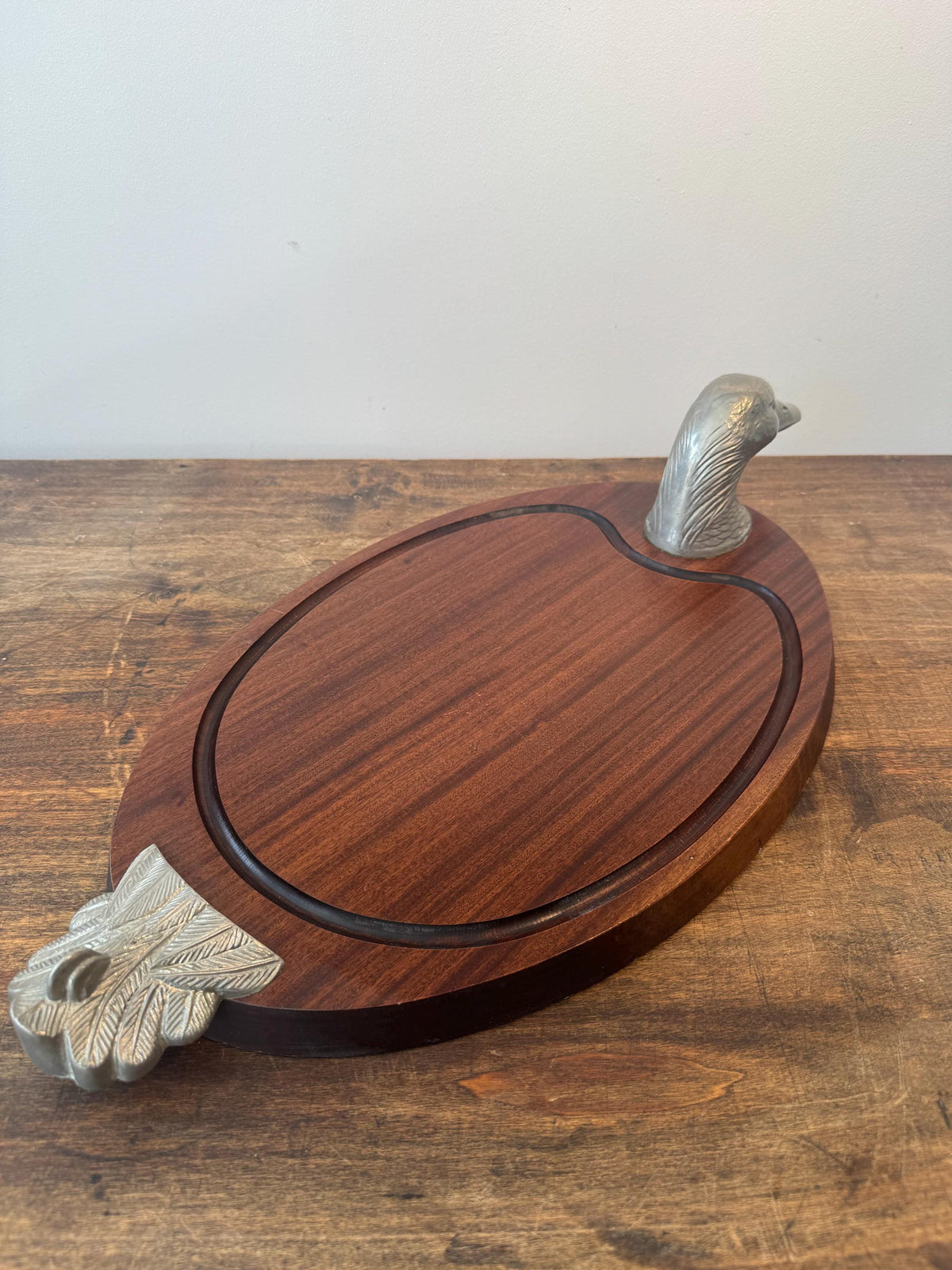 Planche à découper vintage en bois – tête de canard en métal – planche de service ancienne