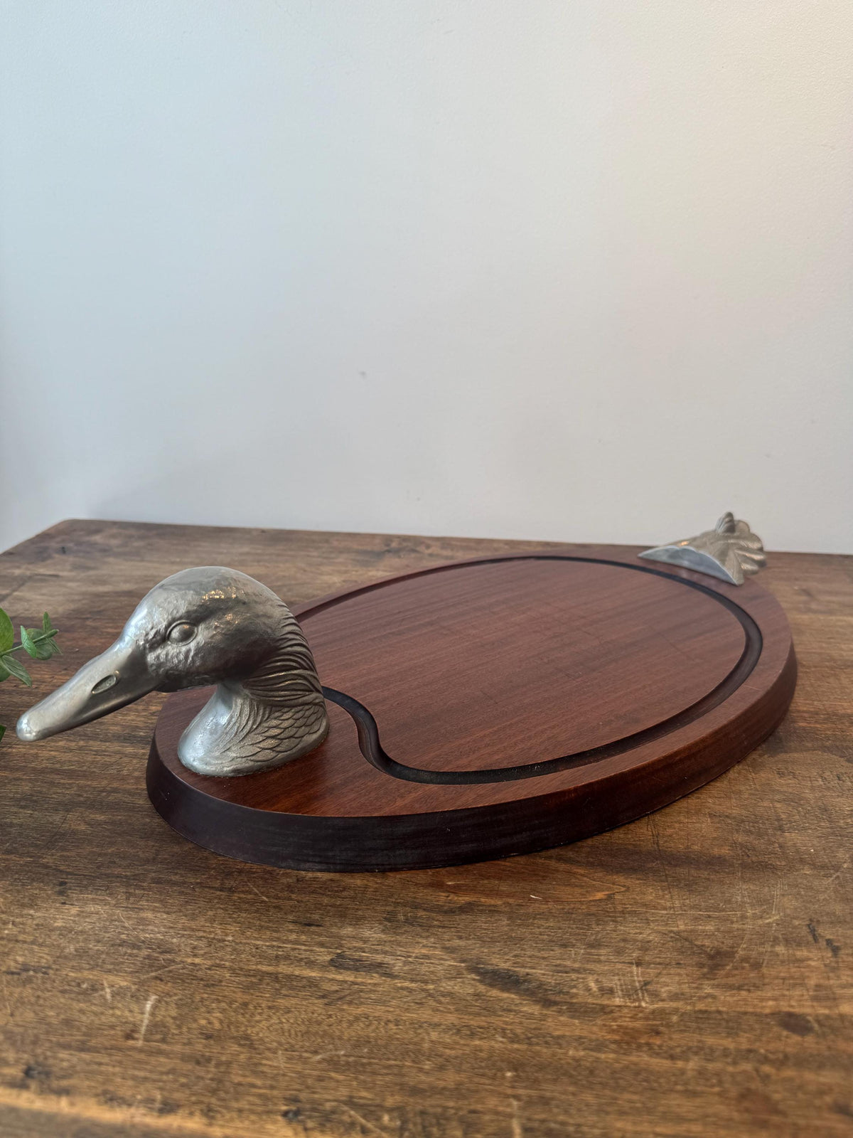 Planche à découper vintage en bois – tête de canard en métal – planche de service ancienne