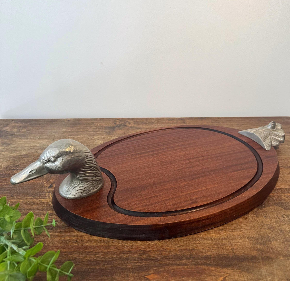 Planche à découper vintage en bois – tête de canard en métal – planche de service ancienne