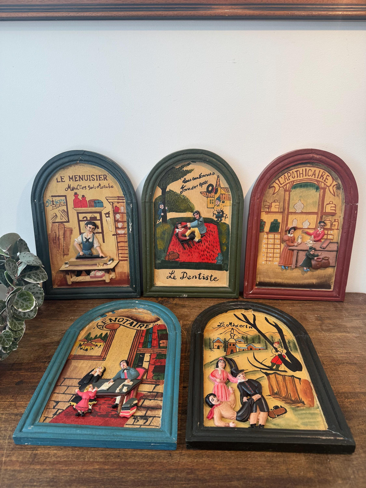 Lot de 5 tableaux vintage en bois – métiers anciens – art populaire – personnages en relief
