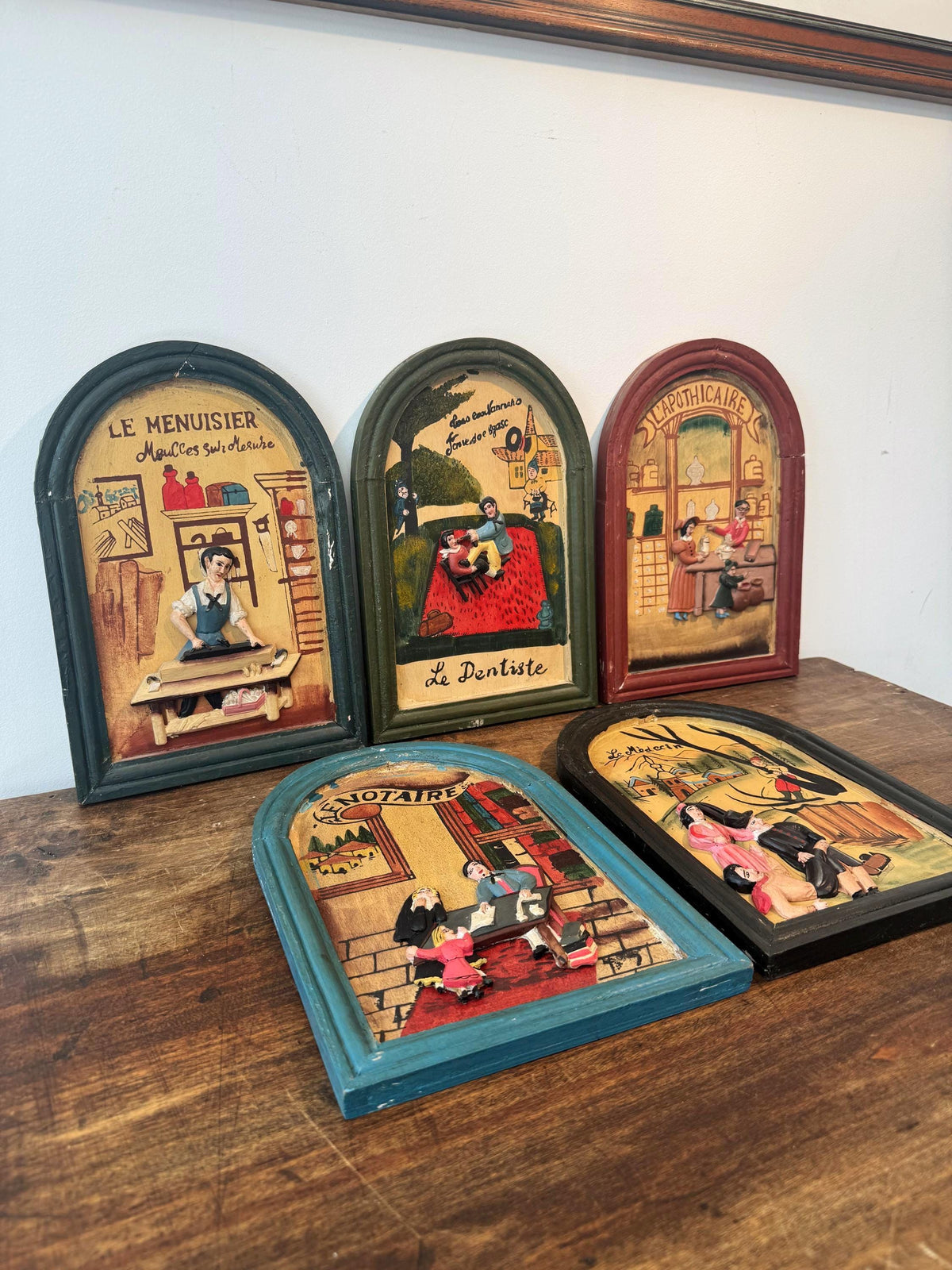 Lot de 5 tableaux vintage en bois – métiers anciens – art populaire – personnages en relief