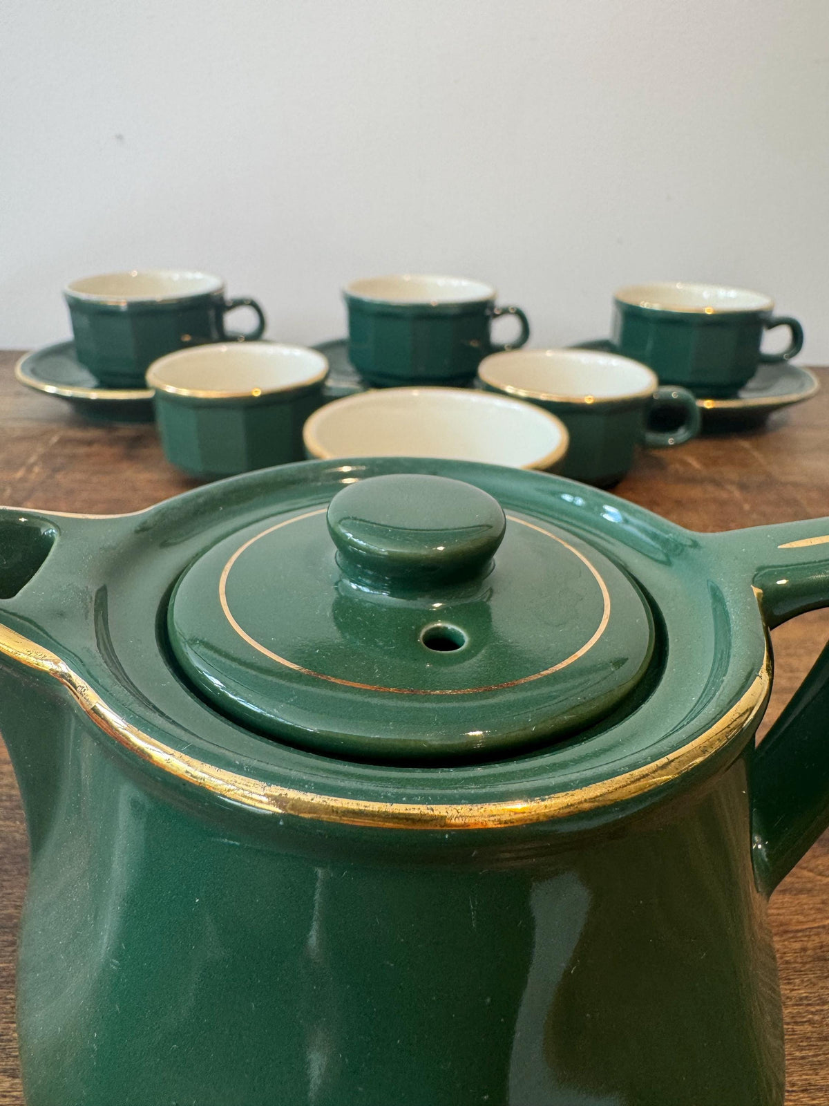 Service à café vintage Revol – Céramique vert foncé et doré – Vaisselle française