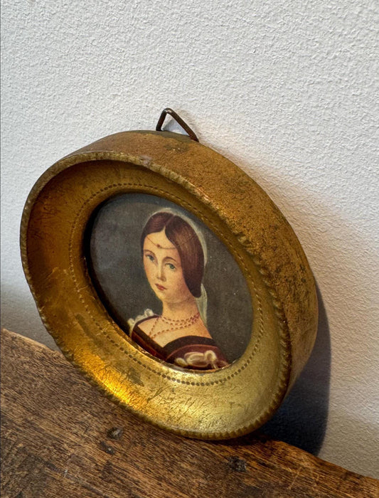 Petit cadre rond doré vintage – Portrait féminin – Miniature décorative – Cadre mural ancien