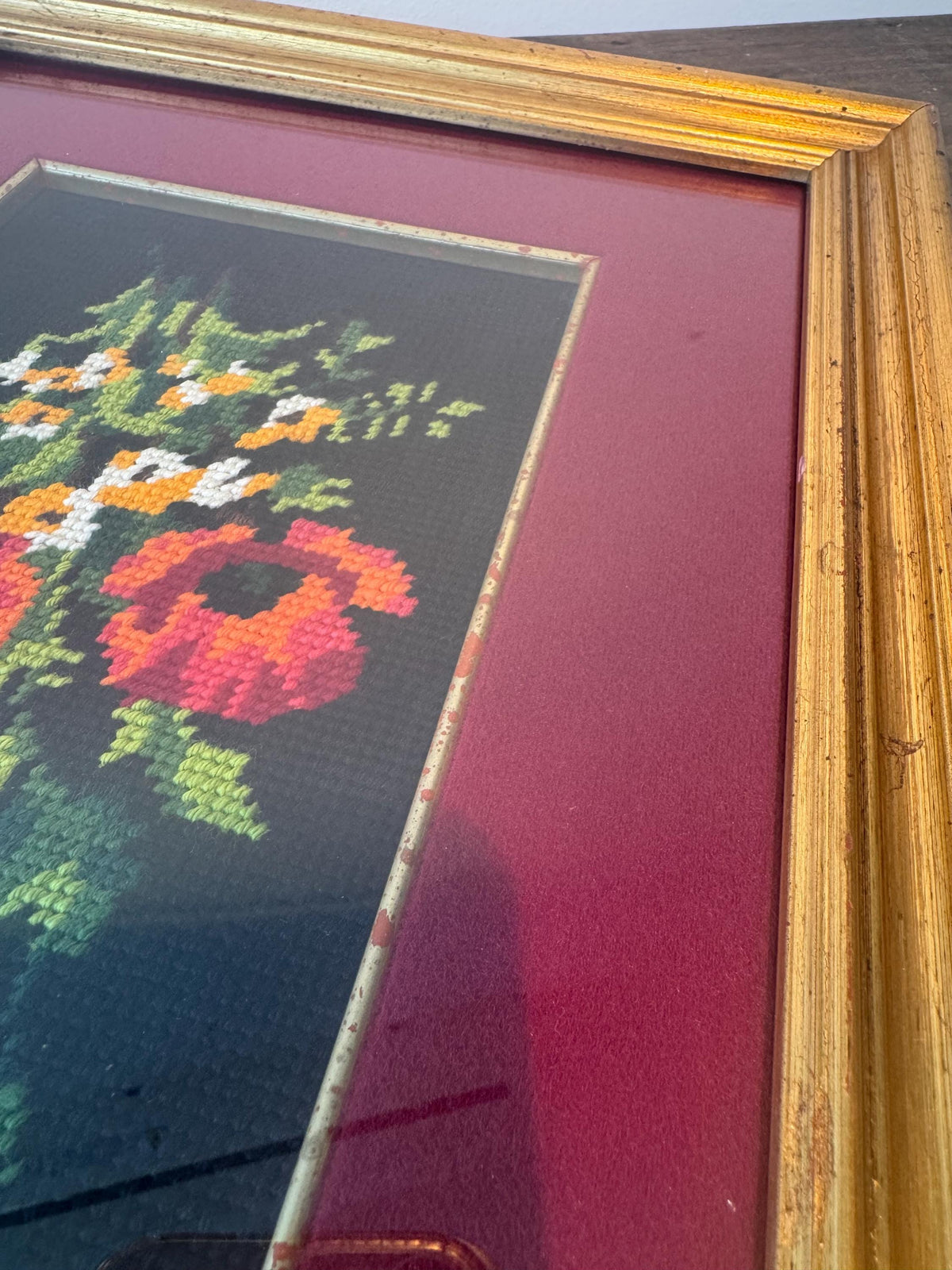 Broderie vintage bouquet de roses cadre doré