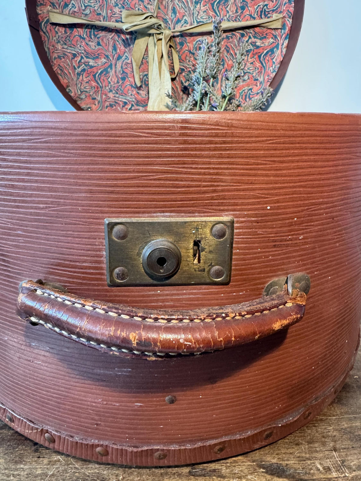Boîte à chapeau ancienne ronde – Valise à chapeau vintage – Boîte de voyage ancienne – Déco brocante