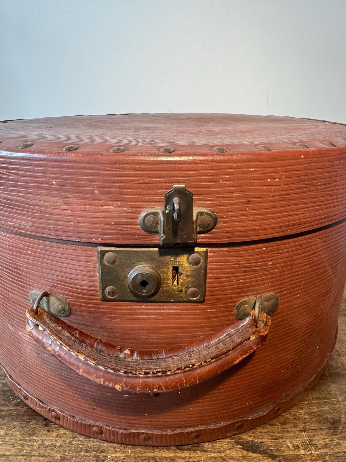 Boîte à chapeau ancienne ronde – Valise à chapeau vintage – Boîte de voyage ancienne – Déco brocante