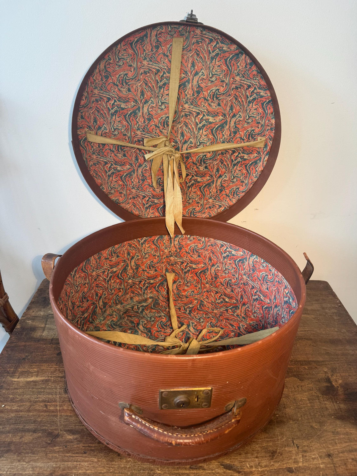 Boîte à chapeau ancienne ronde – Valise à chapeau vintage – Boîte de voyage ancienne – Déco brocante