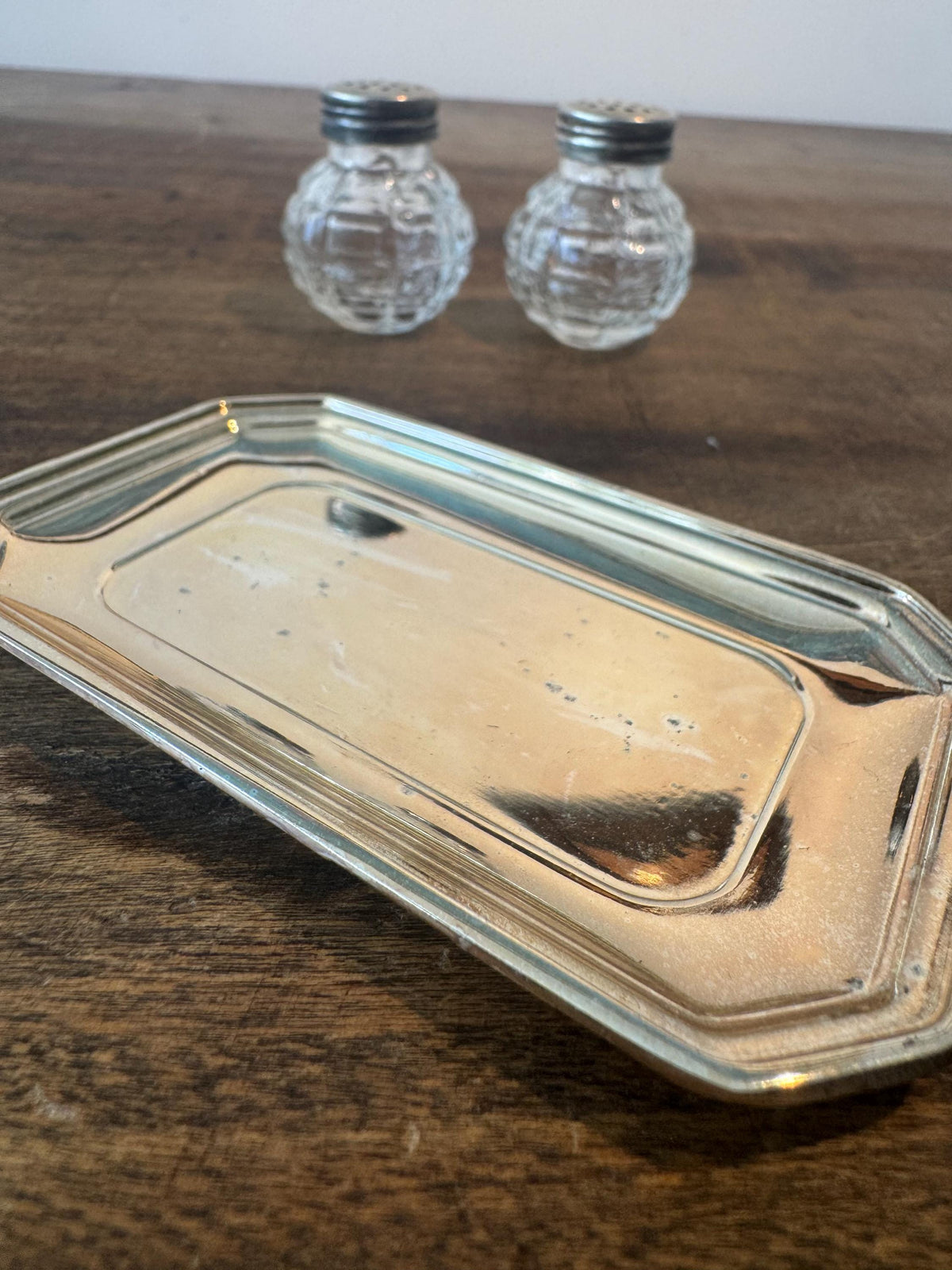 Salière et poivrière vintage en verre – plateau métal argenté – style Art déco