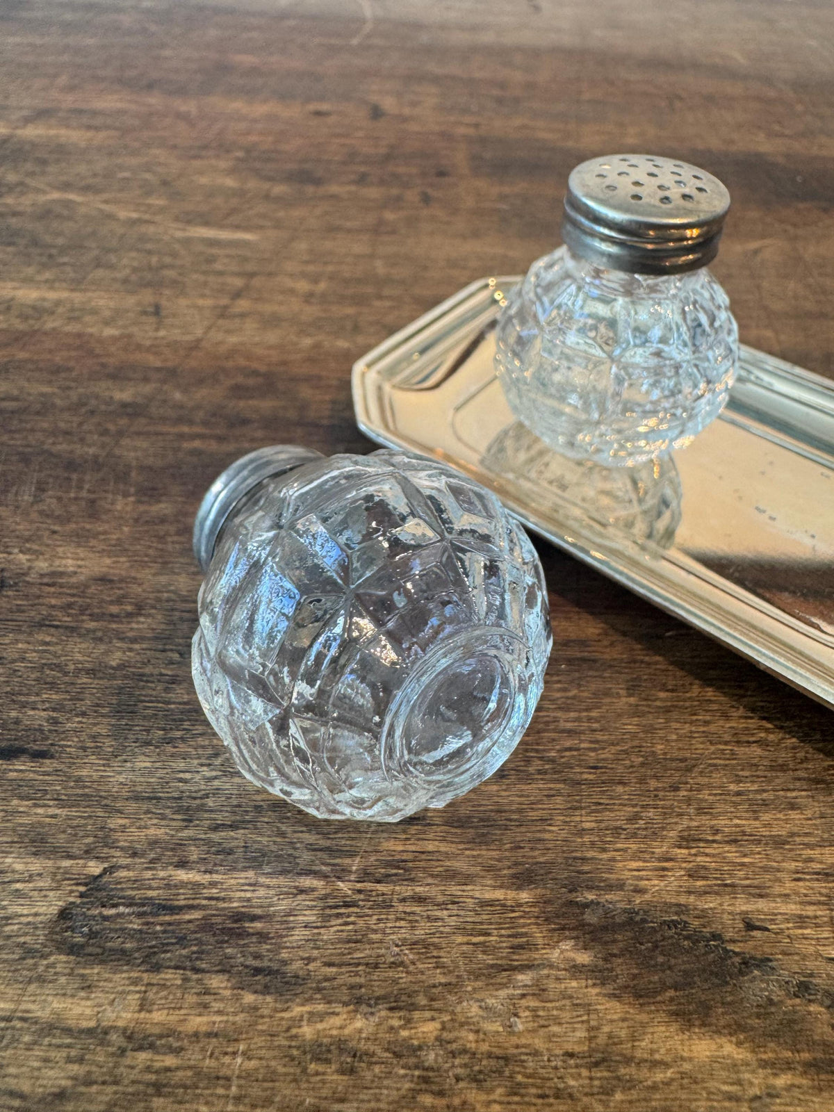Salière et poivrière vintage en verre – plateau métal argenté – style Art déco