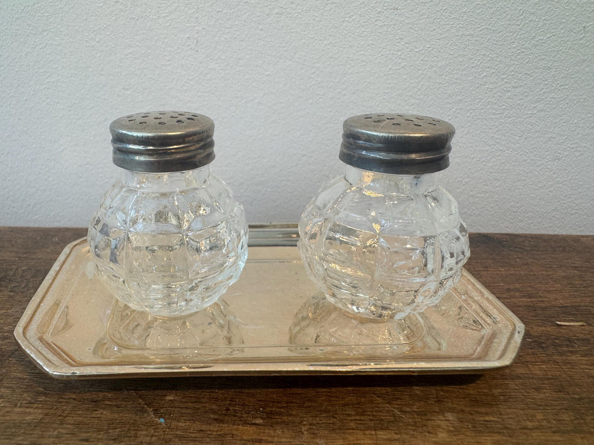 Salière et poivrière vintage en verre – plateau métal argenté – style Art déco
