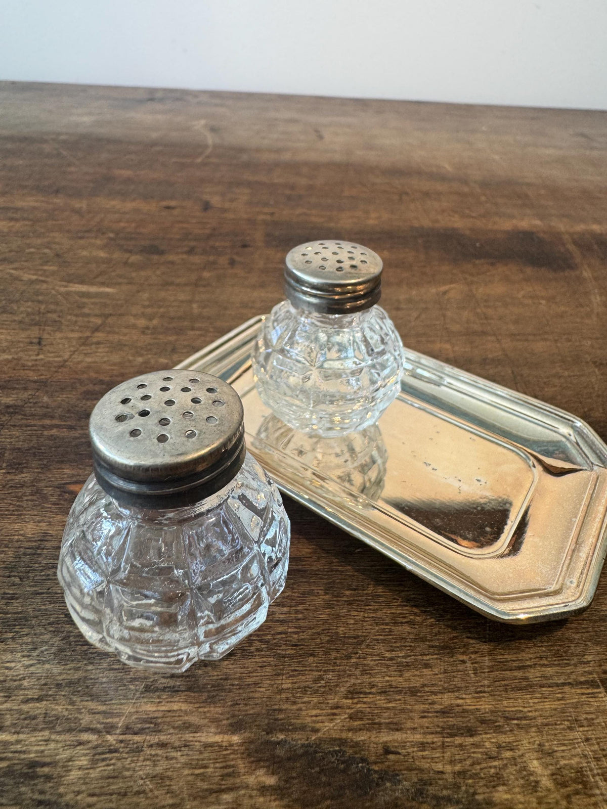 Salière et poivrière vintage en verre – plateau métal argenté – style Art déco