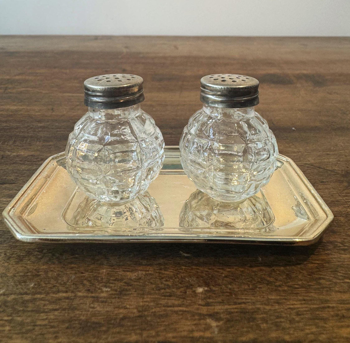 Salière et poivrière vintage en verre – plateau métal argenté – style Art déco