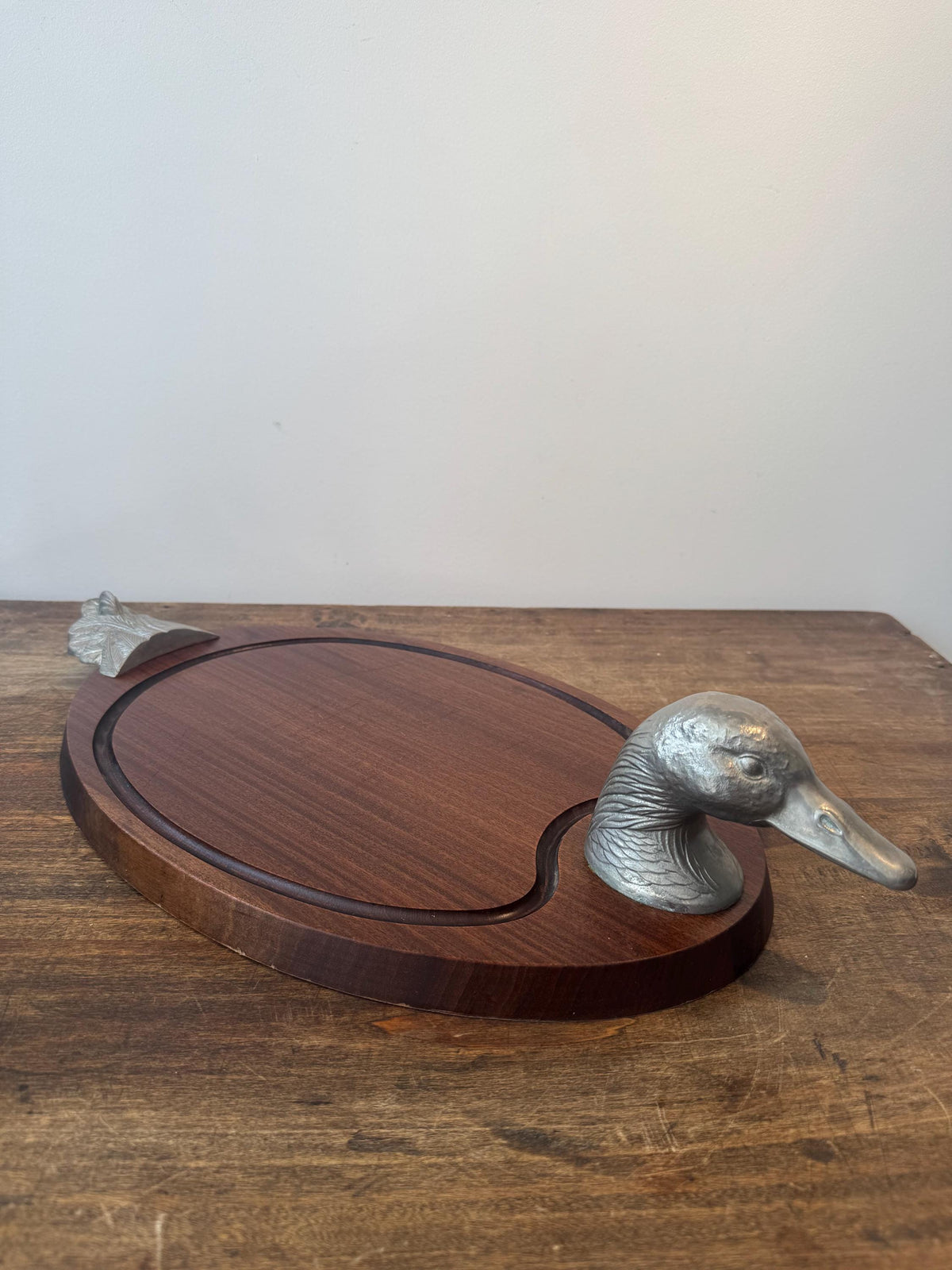 Planche à découper vintage en bois – tête de canard en métal – planche de service ancienne