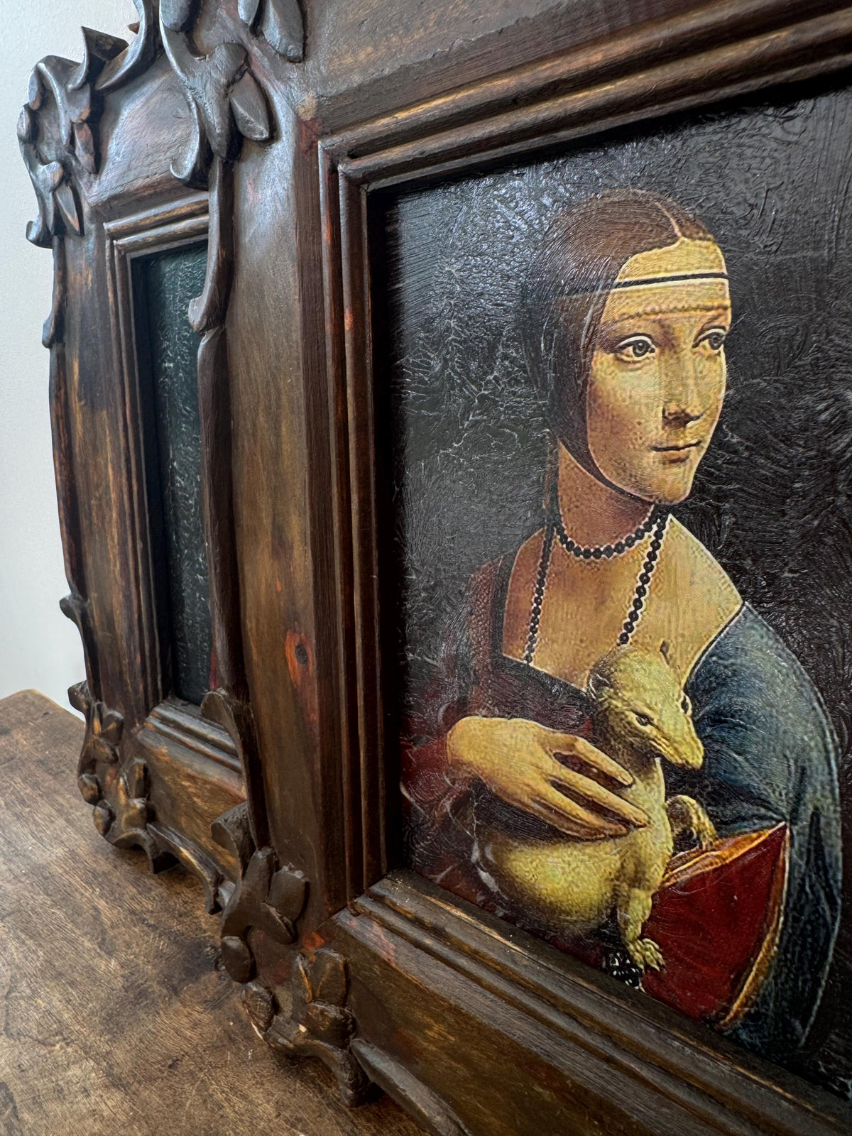Paire de tableaux vintage Léonard de Vinci – La Dame à l’hermine & La Belle Ferronnière – Cadres bois sculpté