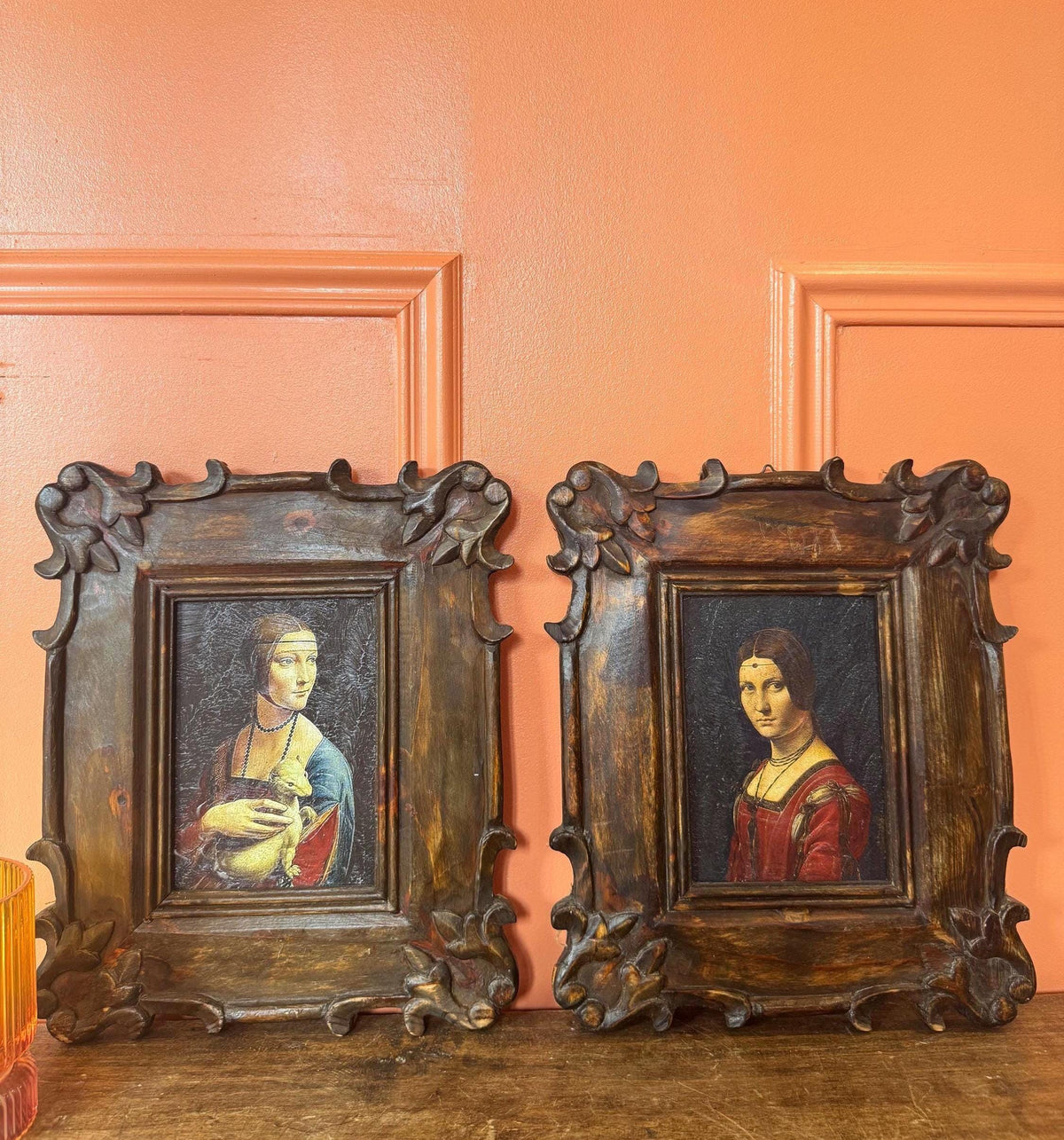 Paire de tableaux vintage Léonard de Vinci – La Dame à l’hermine & La Belle Ferronnière – Cadres bois sculpté