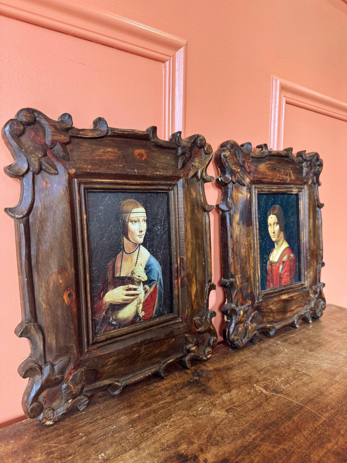 Paire de tableaux vintage Léonard de Vinci – La Dame à l’hermine & La Belle Ferronnière – Cadres bois sculpté