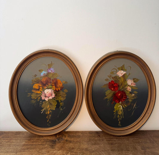 Paire de tableaux floraux vintage ovales – Peintures de bouquets – Cadres dorés patinés – Décoration cottagecore fleurs