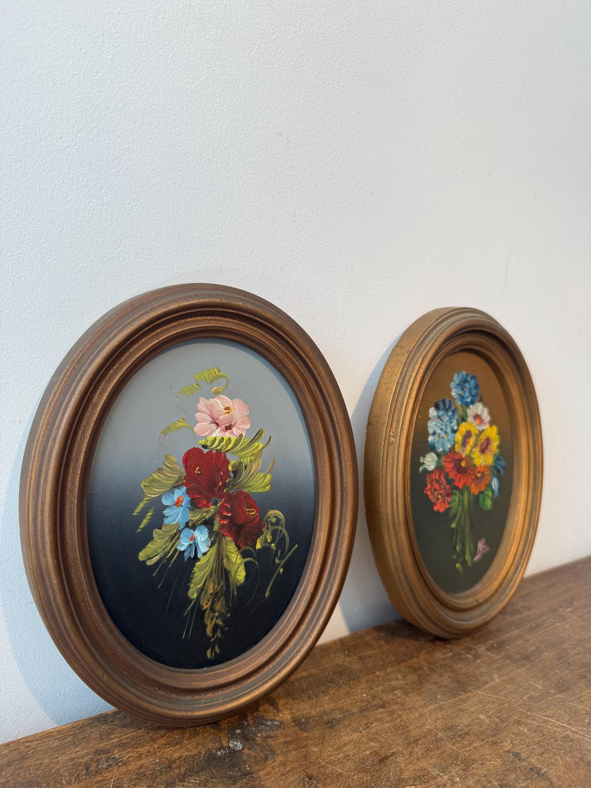 Paire de petits tableaux floraux vintage ovales – Peintures de fleurs – Cadres dorés patinés – Mini tableaux cottagecore