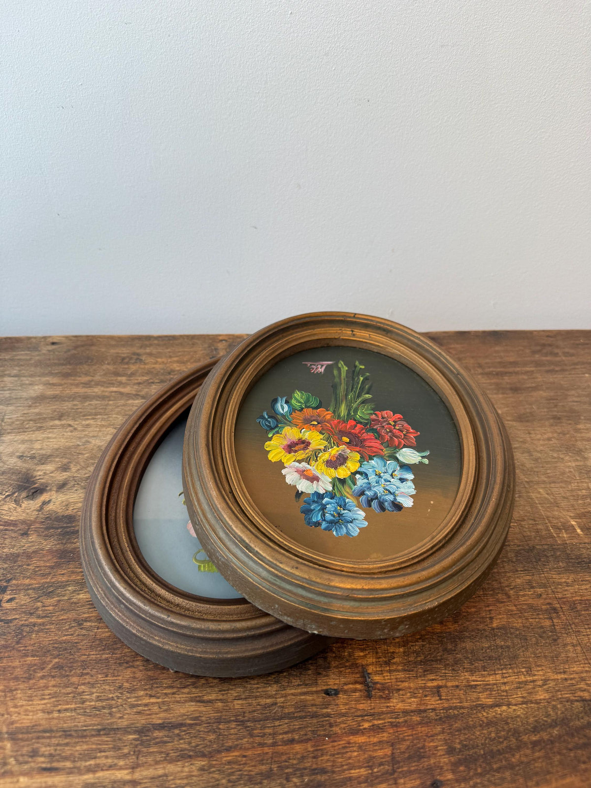 Paire de petits tableaux floraux vintage ovales – Peintures de fleurs – Cadres dorés patinés – Mini tableaux cottagecore