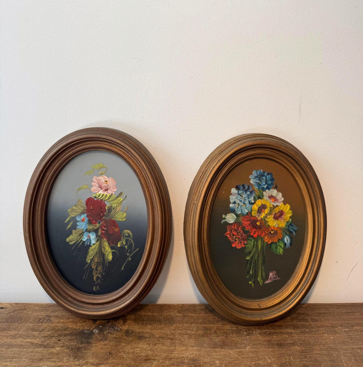 Paire de petits tableaux floraux vintage ovales – Peintures de fleurs – Cadres dorés patinés – Mini tableaux cottagecore