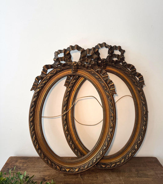 Paire de cadres anciens ovales dorés – Décor ruban et fleurs – Style Louis XVI – Cadres français vintage