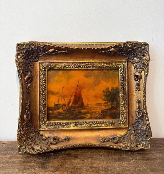 Petit tableau marin ancien – Voiliers en mer – Cadre doré ornementé – Peinture maritime vintage – Décoration murale ancienne