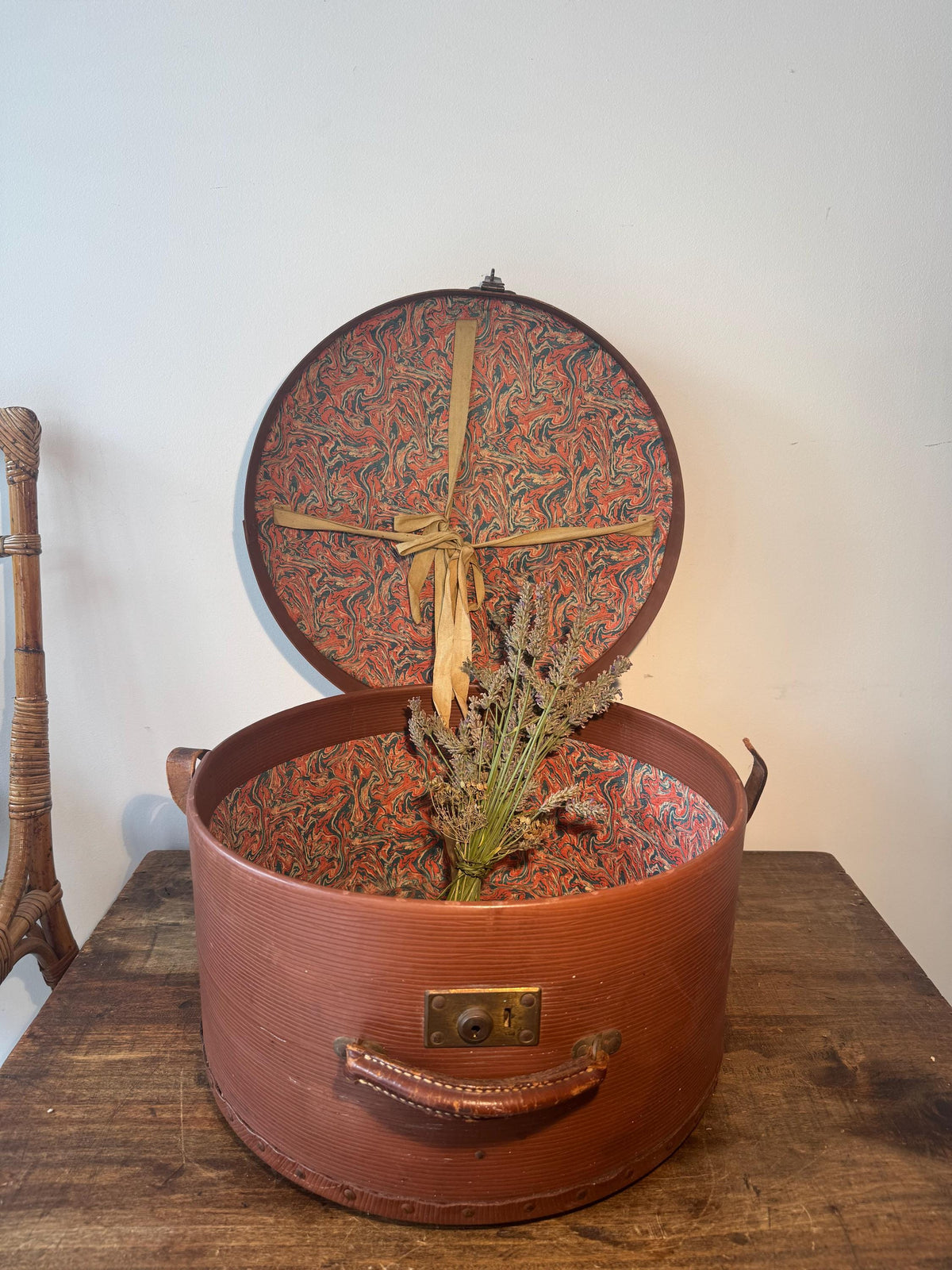 Boîte à chapeau ancienne ronde – Valise à chapeau vintage – Boîte de voyage ancienne – Déco brocante
