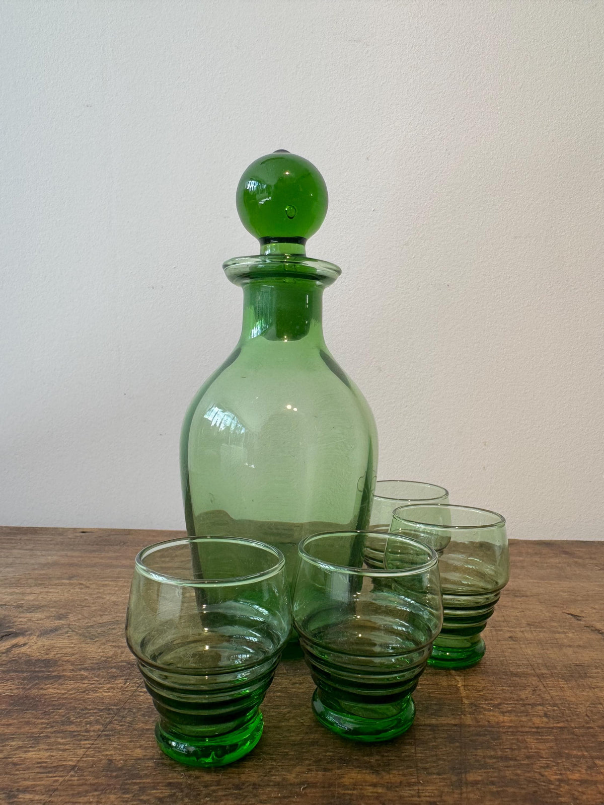 Service à liqueur vintage en verre vert – Petite carafe 30 cl avec 4 verres – Verrerie rétro – Service apéritif