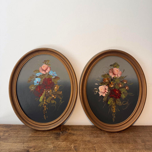 Paire de tableaux floraux vintage ovales – Bouquets de fleurs peints – Cadres dorés anciens – Décoration murale cottagecore