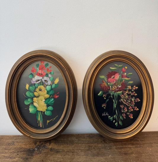 Paire de petits tableaux floraux vintage – Peintures de fleurs ovales – Cadres dorés patinés – Décoration murale cottagecore